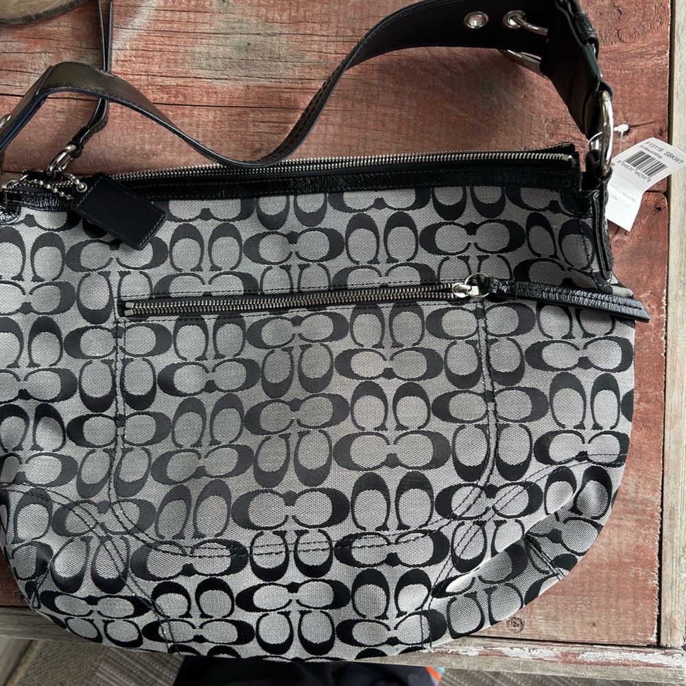 NWT Signature Coach Hobo black and white F13116